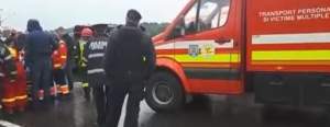 VIDEO / Accident grav pe DN12, între un autoturism și un microbuz cu 20 persoane. A fost activat Planul Roșu de Intervenție
