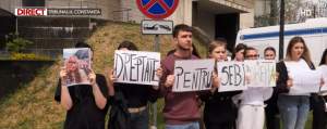 Protest în fața Tribunalului Constanța, în ziua în care Vlad Pascu află dacă rămâne sau nu în arest. O mulțime de tineri cer dreptate pentru tinerii uciși de el / VIDEO