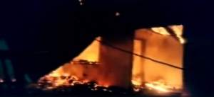 Un bărbat din Vaslui a murit în timp ce-și salva vecinii dintr-un incendiu! Salvatorul s-a electrocutat chiar lângă casă / FOTO