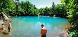 Singurul lac din LUME care îşi schimbă culoarea se află în România! Fotografii de excepţie
