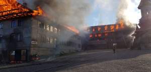 FOTO&VIDEO / Incendiu de proporții la Mănăstirea Roșiori din Suceava, în această dimineață