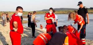 Cei cinci tineri înecați în Siret, conduși astăzi pe ultimul drum. Sicriele adolescenților, unul lângă altul în curtea bisericii