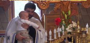 FOTO / Imagini EXCLUSIVE din biserică. Fiul lui Mutu și al Sandrei a strâmbat din nas când a fost împărtășit