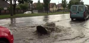 VIDEO / Bucureşti, sub ape! Străzile sunt inundate şi pietonii au fost luați pe sus de viitură