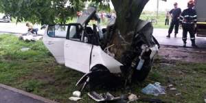 FOTO&VIDEO / Accident cumplit în Brăila. O tânără de 25 de ani a murit pe loc, după ce mașina a fost ruptă în două de un copac