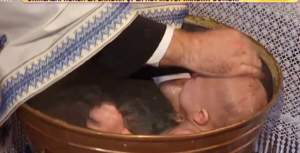 FOTO / Imagini EXCLUSIVE din biserică. Fiul lui Mutu și al Sandrei a strâmbat din nas când a fost împărtășit