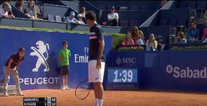 VIDEO / Faza zilei la un meci de tenis! Un copil de mingi s-a împiedicat şi a intrat cu capul în peretele tribunei