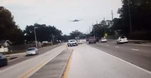 VIDEO / Clipe de groază! Sute de oameni, în pericol! Un avion a aterizat de urgenţă pe o stradă