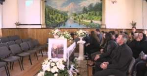 VIDEO / FOTO EXCLUSIV: Înmormântarea Sarei Ștefana, victima din Jibou, transmisă live din Capelă! Rudele, distruse de durere la capătâiul fetei