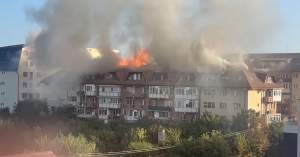 Incendiu puternic în Craiova. Mansarda unui bloc a luat foc. Locatarii i-au agresat pe pompierii care încercau să stingă flăcările / FOTO