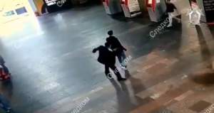 VIDEO / Teroare la metrou! Un călător a fost înjunghiat, sub privirile șocate ale oamenilor