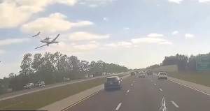 Imagini halucinante. Un avion s-a prăbușit pe autostradă și a luat foc. Mai multe persoane au murit / VIDEO