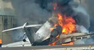 Imagini halucinante. Un avion s-a prăbușit pe autostradă și a luat foc. Mai multe persoane au murit / VIDEO