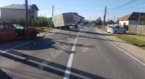 FOTO / Carambol în Dâmboviţa, în această dimineaţă! Două victime, după ce trei maşini s-au făcut praf