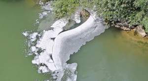 Fenomen neașteptat pe râul Siret! S-a observat o substanţă necunoscută care pluteşte pe apă / FOTO