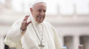 Papa Francisc va primi primul papamobil electric! Cum arată mașina cu care va calători suveranul