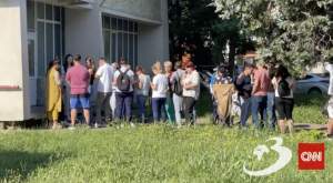 Oamenii așteaptă la coadă să doneze sânge pentru tânărul înjunghiat în Grădina Botanică din Craiova. Incidentul i-a șocat: ”Nu îl cunoașteam” / FOTO