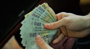 Vești bune! Salariul și pensia minimă cresc de la 1 octombrie în România! Câți bani vor primi românii începând de luna viitoare