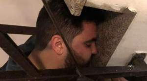 Imaginea care i-a îngrozit pe fanii lui Florin Salam! Doarme cu capul pe scări, în scara unui bloc. FOTO