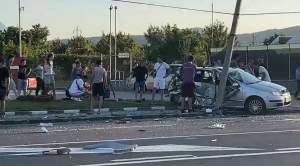 O femeie din Brașov a murit, după ce două mașini s-au ciocnit cu putere. Printre persoanele implicate în accident se numără și un copil / FOTO