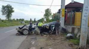 FOTO / Accident ŞOCANT! Maşina s-a rupt în două după ce şoferul a intrat cu ea în stâlp