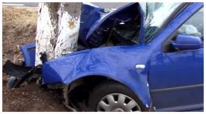 Accident mortal în Argeș. O tânără de 19 ani a murit, după ce mașina în care se afla s-a izbit de un copac