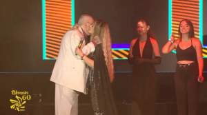 Loredana Groza a îngenunchiat în fața lui Horia Moculescu. Artista i-a sărutat picioarele la Festivalul Mamaia, în semn de admirație