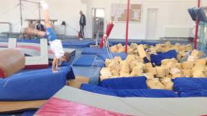 Imagini incredibile!Fiul lui Marian Drăgulescu se antrenează în aceeaşi sală în care a învăţat şi tatăl său gimnastică!