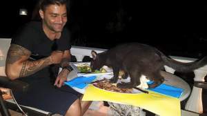 FOTO / Este împreună cu iubita lui în Grecia, dar a luat cina cu altcineva! Cine l-a acompaniat pe Florin, fost concurent la "Mireasă pentru fiul meu"