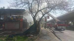 Incendiu puternic în Bucureşti! Un cunoscut restaurant arde pentru a doua oară într-o lună