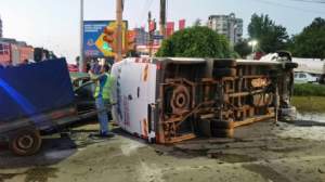 VIDEO / ACCIDENT CUTREMURĂTOR în Constanţa! 14 răniţi, după impactul violent între un microbuz şi o maşină