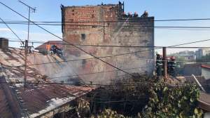 FOTO / Incendiu puternic în București! Focul a făcut scrum două case. Pompierii au intervenit de urgență