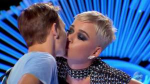 FOTO / Katy Perry și-a sărutat un fan în timpul unei emisiuni tv. I-a lăsat pe toți cu gura căscată