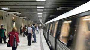 O bucureșteancă a căzut pe șine, în fața metroului, la Piața Unirii. Anunțul făcut de Metrorex: ”O posibilă tentativă de suicid”
