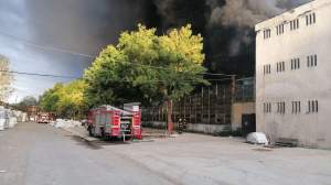 Incendiu de proporții la o hală de producție a polistirenului, în Dâmbovița. S-a emis avertizare RO-ALERT, deoarece se degajă fum toxic / FOTO