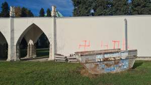 Cimitirul evreilor din Viena a fost incendiat! Atacatorii au desenat simboluri antisemite pe ziduri: ”Din păcate...”
