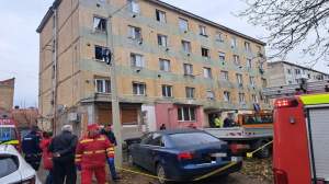 Explozie într-un bloc din județul Timiș! Incidentul a fost urmat de un incendiu. 23 de garsoniere au fost afectate / FOTO