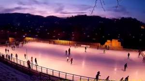 A fost deschis cel mai frumos patinoar din țară, la Brașov. Cât trebuie să scoată din buzunar turiștii pentru accesul pe gheaţă / FOTO