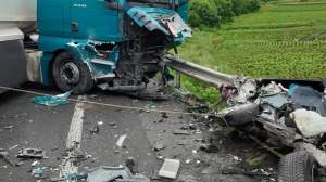 Două persoane au murit pe loc într-un accident rutier grav între Oradea și Cluj-Napoca. Mașina lor a intrat într-o cisternă / FOTO