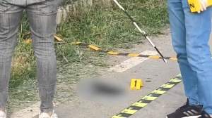 Scene șocante în apropierea orașului Iași! Un bărbat a fost împuşcat de poliţişti, după ce i-a ameninţat cu toporul. Individul striga că mama lui e moartă în casă şi are nevoie de linişte / FOTO