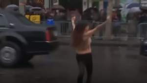 VIDEO / Surpriză de proporţii pentru Donald Trump! Femeile fug dezbrăcate pe stradă după el
