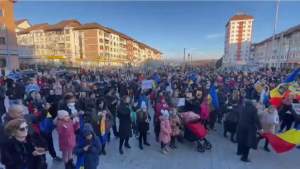 Protest de proporții la Suceava. Peste 1.000 de persoane s-au declarat împotriva certificatului verde şi a vaccinării obligatorii / FOTO