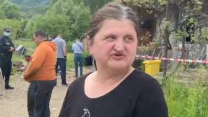 Mama femeii care și-a ucis copiii în Maramureș, distrusă de durere după aflarea veștii: ”Numai ea stătea săraca cu ei”