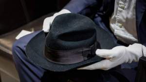 A fost vândută una dintre pălăriile lui Michael Jackson. Ce preț a avut accesoriul purtat de artist la cea de a 25-a aniversare a casei de discuri Motown