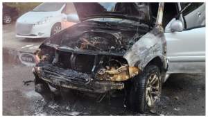 O mașină a luat foc într-o parcare din Cluj-Napoca. Pompierii s-au deplasat la fața locului