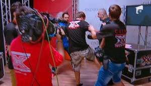 "X Factor", pe viaţă şi pe moarte! Bittman: "În sfârşit, prima scenă de violenţă din acest concurs" / VIDEO horror... de haios