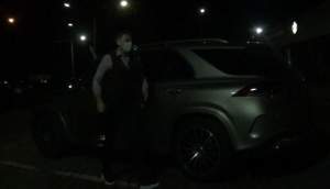 Alexandru Ciucu are mașină nouă, dar nu mai are bani și de mâncare. Imagini de senzație cu celebrul creator de modă în fața unui restaurant / PAPARAZZI