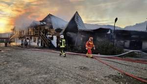 Incendiu de proporții, la o pensiune din județul Prahova. Planul Roșu de intervenție a fost activat. Șase persoane și-au pierdut viața, iar două sunt rănite / FOTO