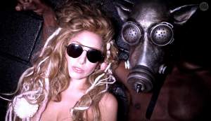 Lady Gaga s-a pozat lângă un monstru! Imaginea ne face să o luăm la fugă!