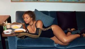 Beyonce își ia micul dejun îmbrăcată foarte provocator! Pantofii cu toc sunt nelipsiți / FOTO